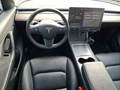 Used 2021 Tesla Model Y Long Range image 3