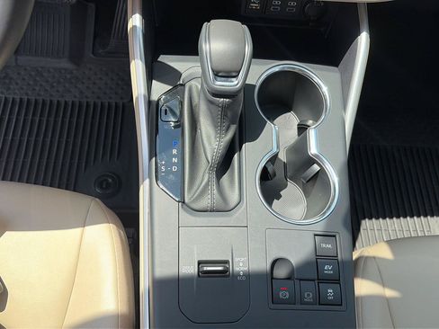 Used 2025 Toyota Highlander XLE AWD/4WD image 13
