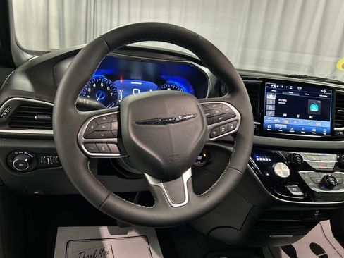 Used 2026 Chrysler Pacifica Select image 15