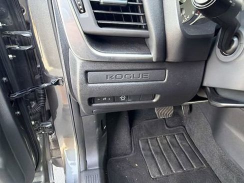 Used 2025 Nissan Rogue S image 30