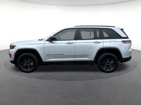 Certified 2025 Jeep Grand Cherokee Altitude AWD/4WD image 2