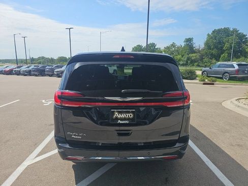 Used 2025 Chrysler Pacifica Select FWD image 4