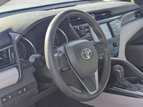 Used 2020 Toyota Camry SE w/ Convenience Package FWD image 9