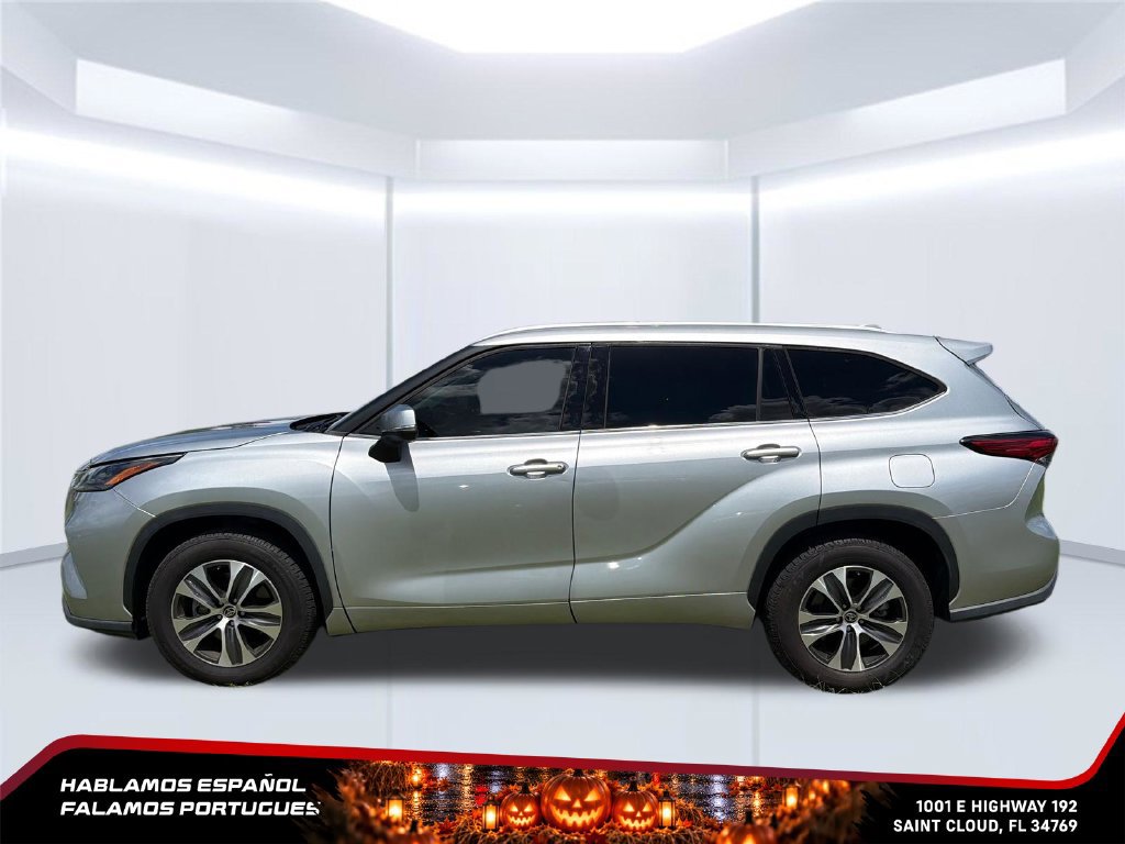 Used 2022 Toyota Highlander XLE FWD image 2