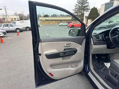 Used 2018 Kia Sedona LX w/ LX Essentials Premium Package image 17