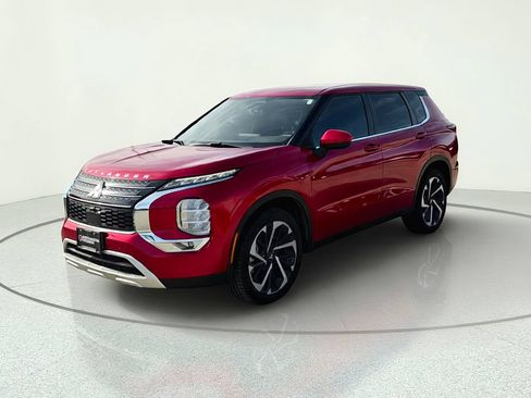 Used 2024 Mitsubishi Outlander SE FWD image 2