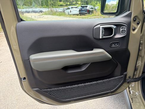 Used 2025 Jeep Gladiator Mojave AWD/4WD image 10