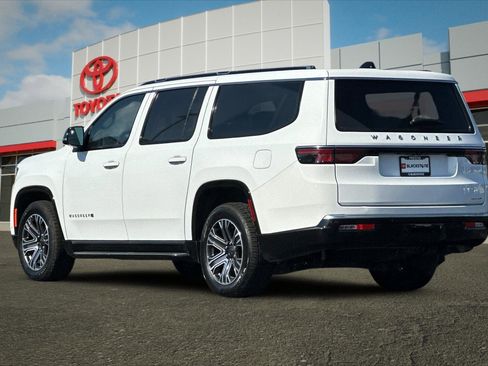 Used 2024 Jeep Wagoneer L Series II w/ Flexible Seating Group image 5