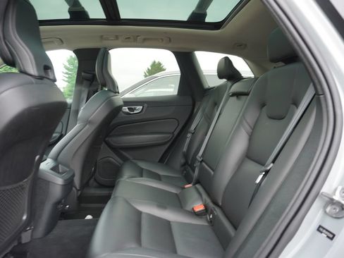 Used 2024 Volvo XC60 B5 Core AWD/4WD image 4
