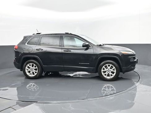 Used 2016 Jeep Cherokee Latitude w/ Cold Weather Group AWD/4WD image 4