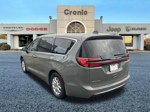 Used 2025 Chrysler Pacifica Select FWD image 5