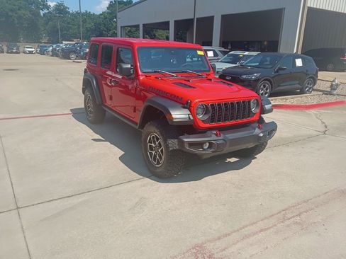 Used 2025 Jeep Wrangler Unlimited Rubicon w/ Convenience Group AWD/4WD image 6