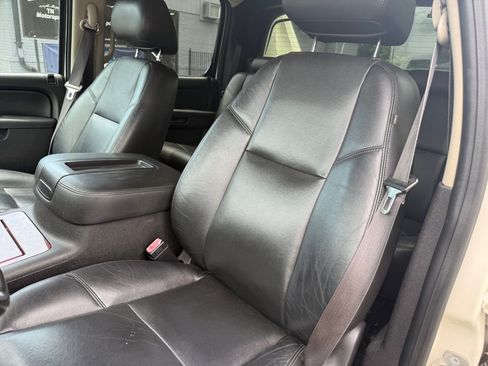 Used 2013 Chevrolet Avalanche LTZ AWD/4WD image 47