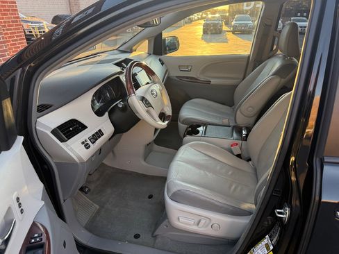 Used 2013 Toyota Sienna AWD image 7