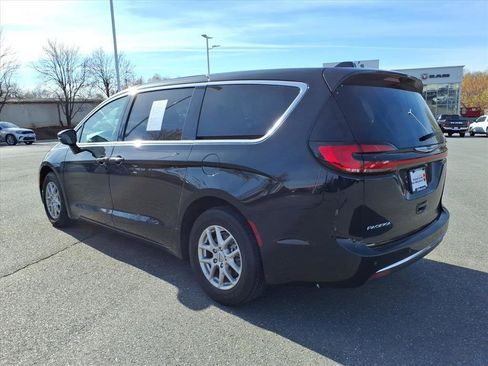 Used 2024 Chrysler Pacifica Touring-L image 6