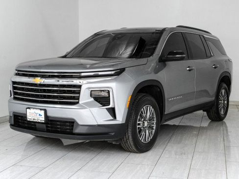 Used 2025 Chevrolet Traverse LT w/ LPO, Floor Liner Package FWD image 4