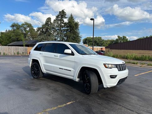Used 2021 Jeep Grand Cherokee Altitude AWD/4WD image 11