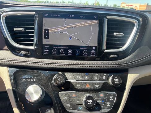Used 2018 Chrysler Pacifica Limited w/ Tire & Wheel Group FWD image 15