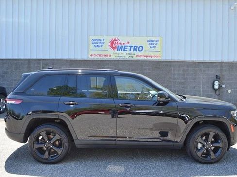 Used 2023 Jeep Grand Cherokee Limited w/ Black Appearance Package AWD/4WD image 9