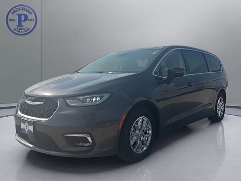 Used 2023 Chrysler Pacifica Touring-L FWD image 3