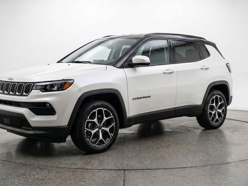 Used 2025 Jeep Compass Limited AWD/4WD image 3