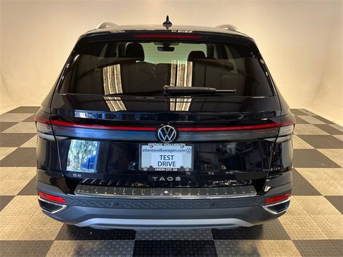 Certified 2025 Volkswagen Taos SE image 4