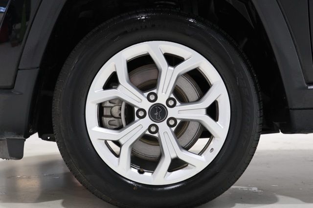 Used 2025 Jeep Compass Latitude w/ Sun & Sound Group AWD/4WD image 9