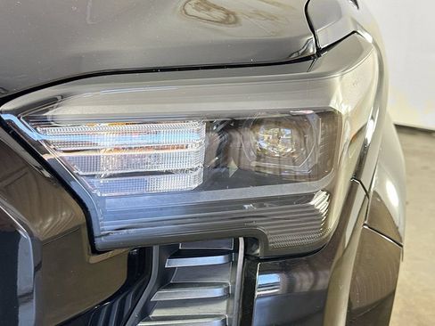 Used 2025 Toyota Tacoma SR5 AWD/4WD image 35