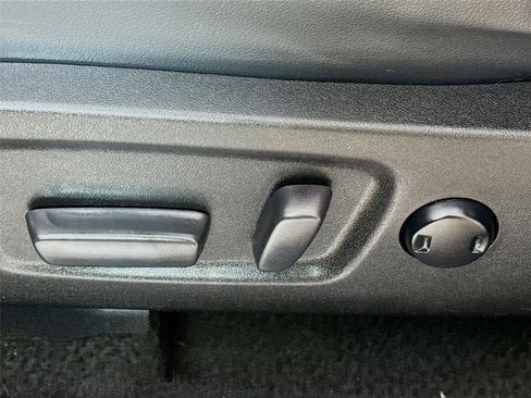 Used 2019 Toyota Highlander XLE AWD/4WD image 23