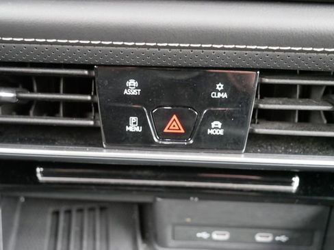 Certified 2025 Volkswagen Atlas Cross Sport SE FWD image 29