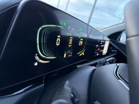 Used 2023 Kia Niro SX image 16