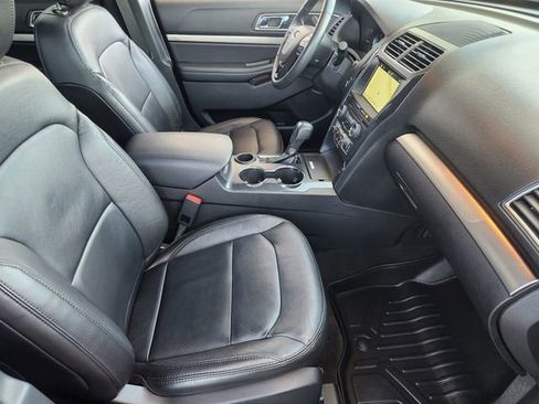 Used 2018 Ford Explorer XLT w/ Equipment Group 202A image 11