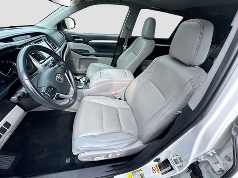 Used 2019 Toyota Highlander XLE image 18