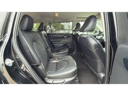 Used 2023 Toyota Highlander XLE FWD image 37