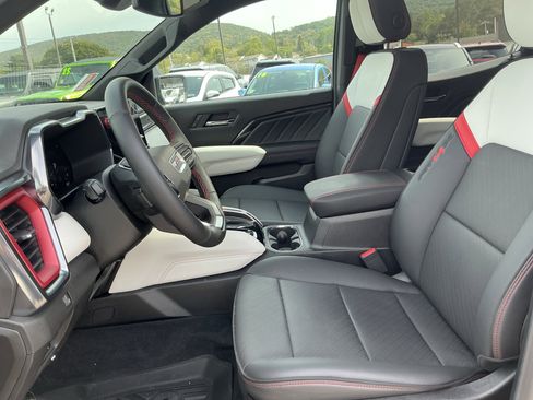 Used 2025 GMC Canyon AT4 w/ AT4X Package image 5