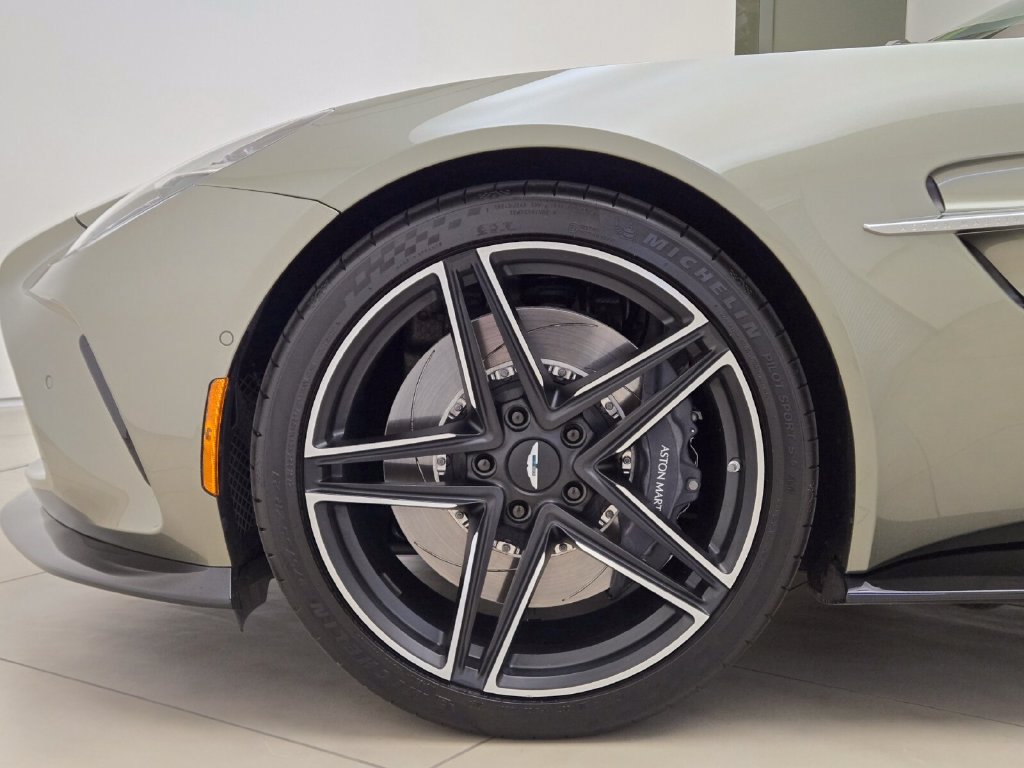 Used 2025 Aston Martin V8 Vantage Coupe RWD image 13