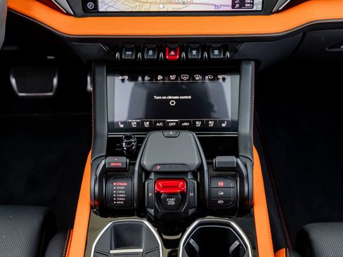 Used 2025 Lamborghini Urus SE AWD/4WD image 24