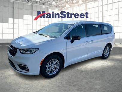 New 2026 Chrysler Pacifica Select