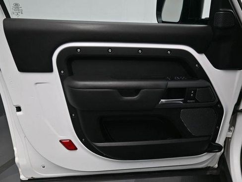 Used 2023 Land Rover Defender 90 X-Dynamic SE image 12