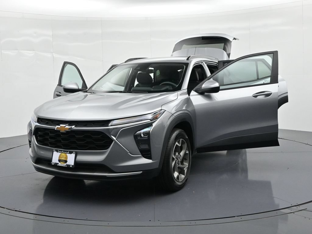 Used 2025 Chevrolet Trax LT FWD image 27