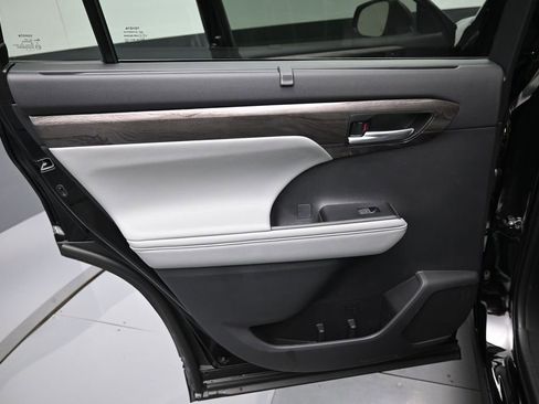 Certified 2025 Toyota Highlander Platinum AWD/4WD image 33