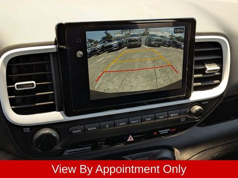 Used 2025 Hyundai Venue Limited FWD image 17