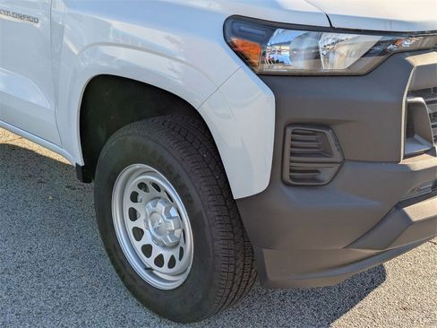 Used 2025 Chevrolet Colorado W/T image 9