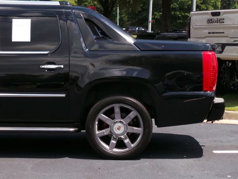 Used 2013 Cadillac Escalade EXT Luxury AWD/4WD image 23