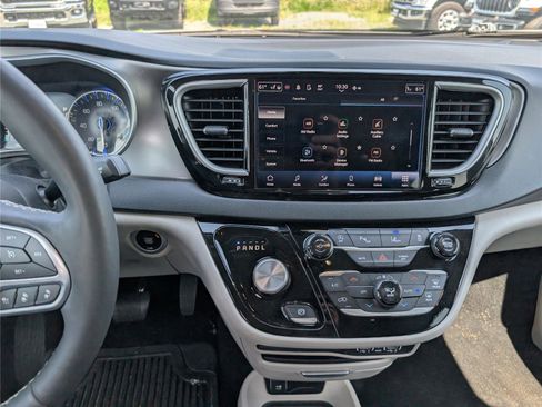Used 2024 Chrysler Pacifica Touring-L FWD image 19