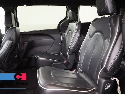 Used 2025 Chrysler Pacifica Limited FWD image 30