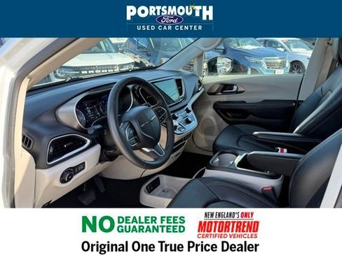 Used 2024 Chrysler Pacifica Touring-L image 4