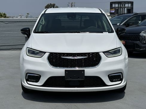 Used 2024 Chrysler Pacifica Touring-L FWD image 12