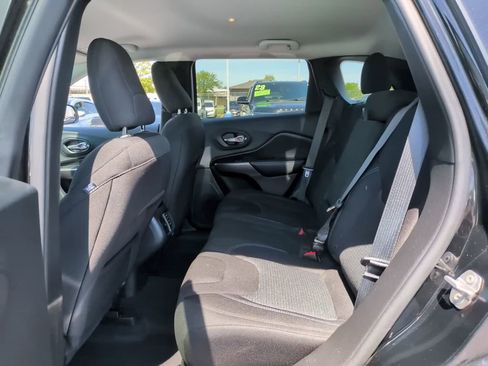 Used 2019 Jeep Cherokee Latitude w/ Cold Weather Group AWD/4WD image 14