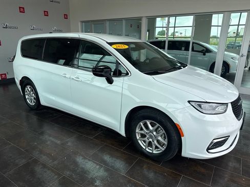 Used 2025 Chrysler Pacifica Select FWD image 12